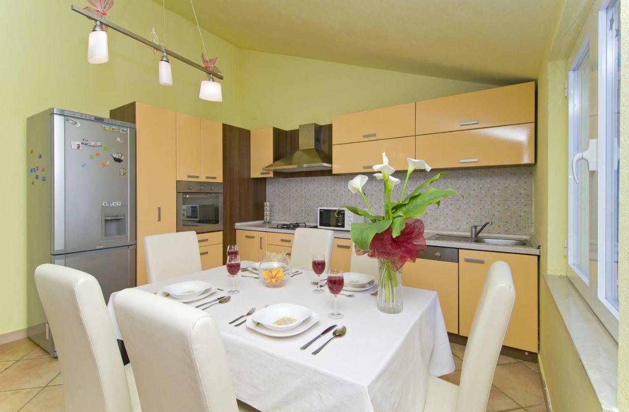 Apartment Mihanovic Žrnovnica Buitenkant foto